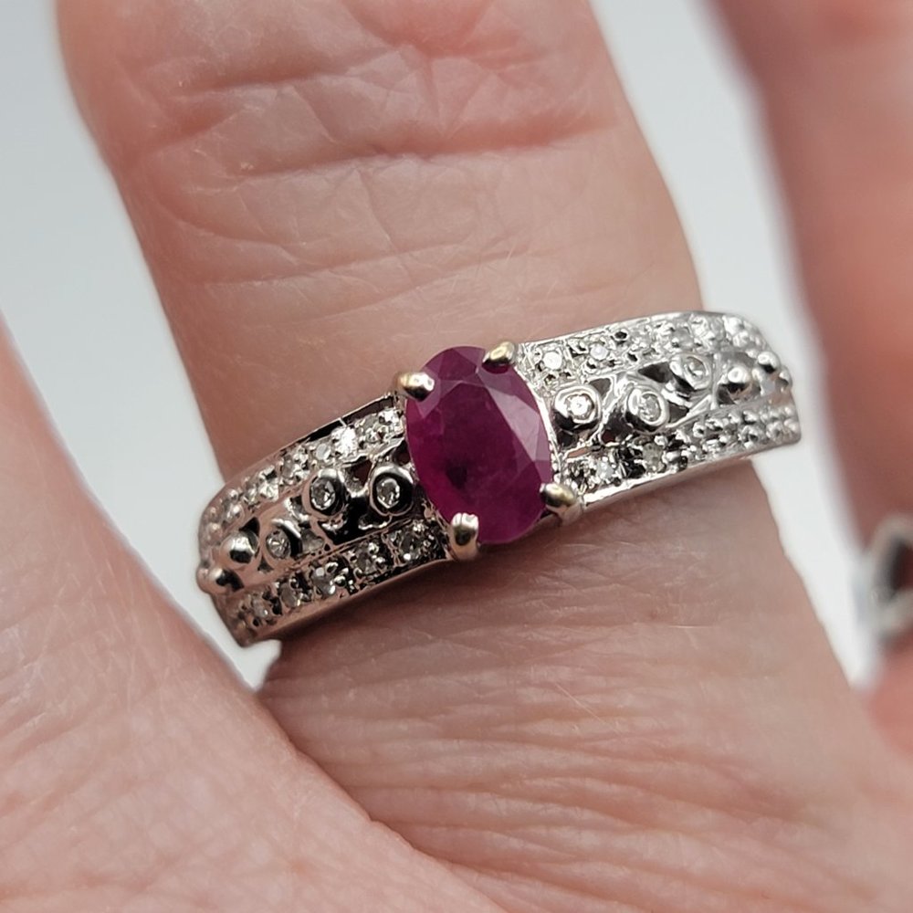 Oval Ruby and 18K white gold Diamond Ring